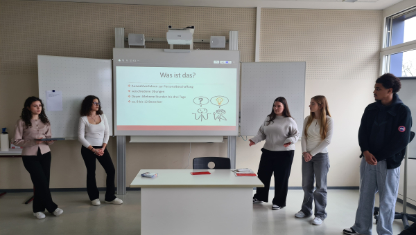 Wie klappt es mit einer Ausbildung? Die Klasse 12 FOWI unterstützt mit Rat und Tat